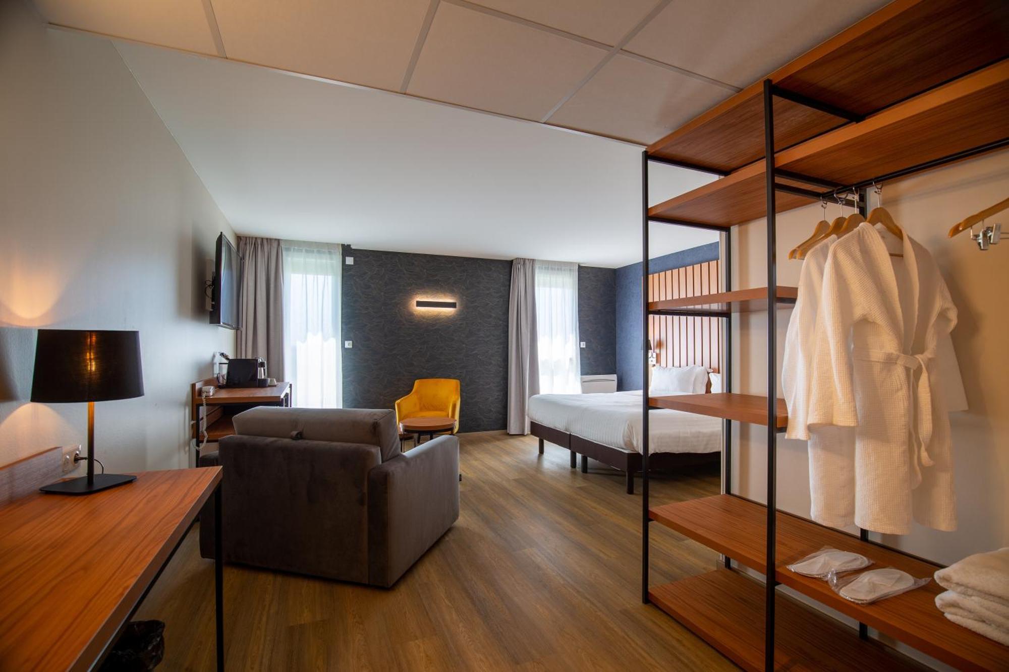 Queen Junior Suite Sofa Bed Bay View Spa Access Non-Smoking,1665406259:JPEG